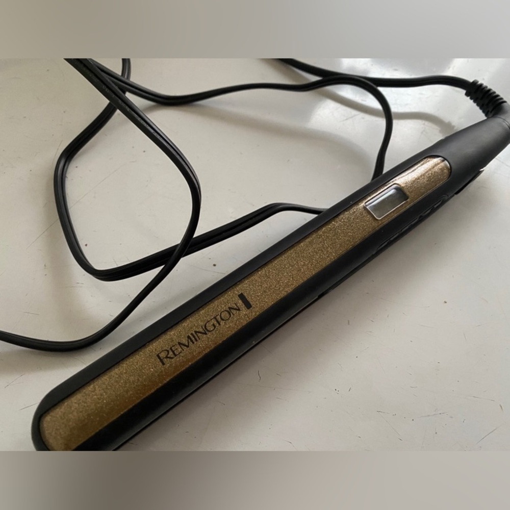 NWOT-Remington Flat Iron